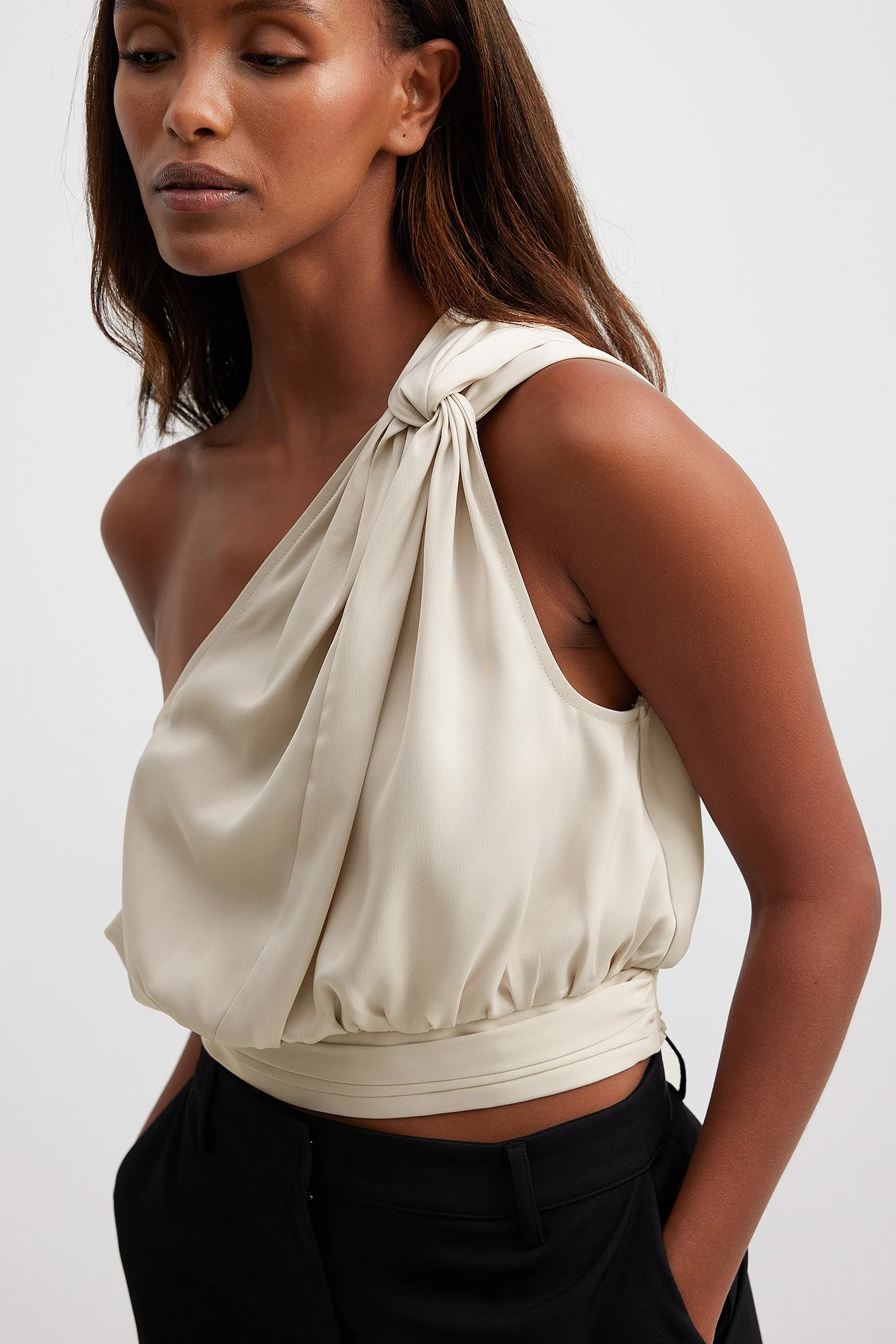 Einseitig schulterfreies Top aus Satin