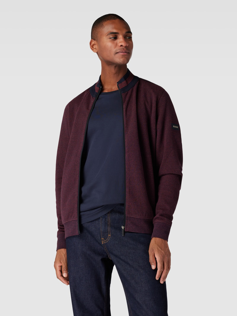 Sweatjacke mit Stehkragen und Reißverschlusstaschen in bordeaux rot