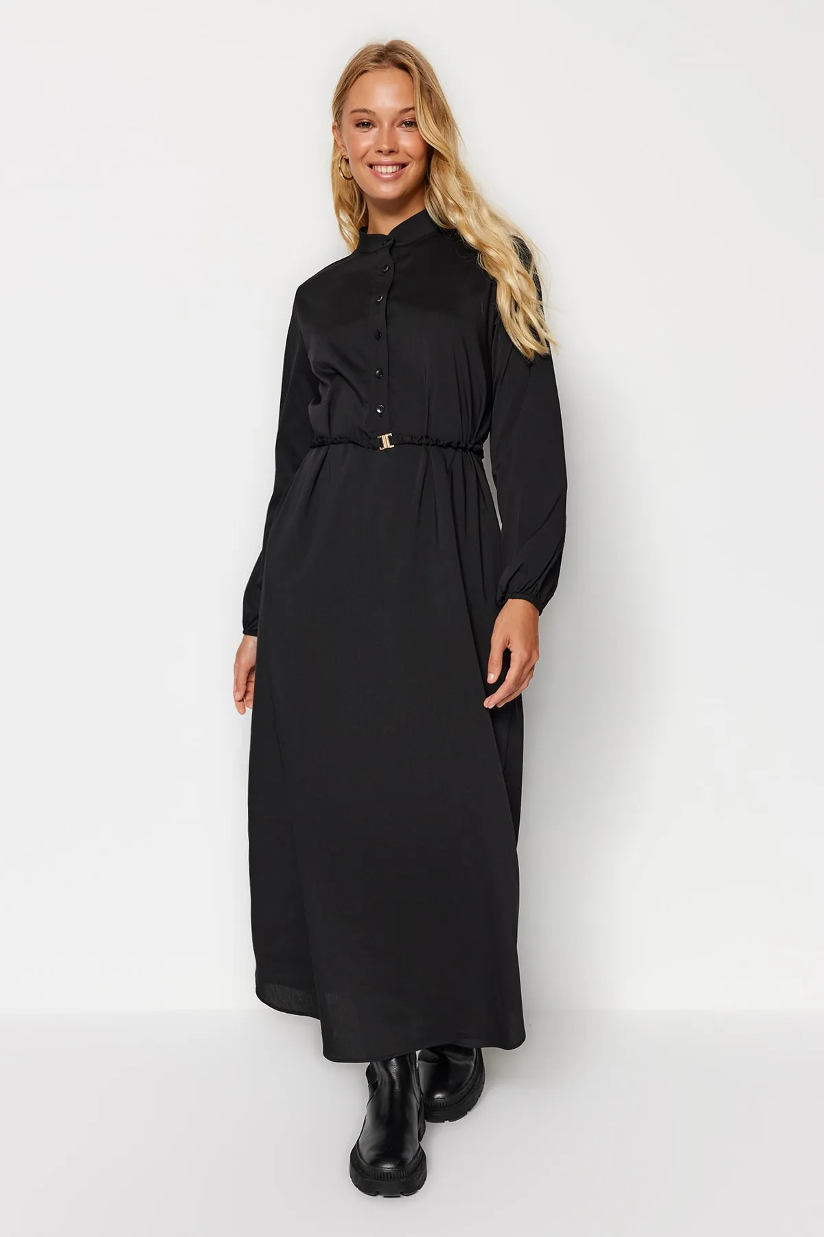 Trendyol Modest  Schwarzes, gewebtes Kleid mit halber Knopfleiste und hohem Kragen und Gürtel TCTAW24EB00091
