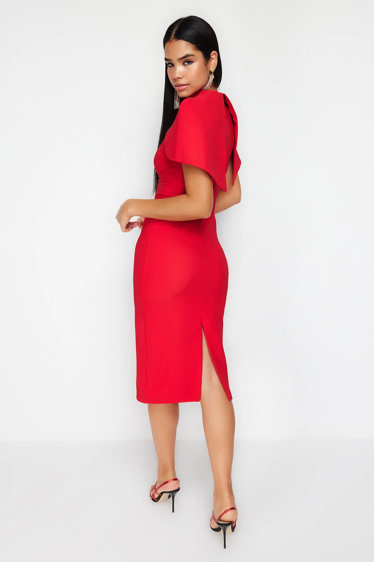 Trendyol Collection  Detailliertes, elegantes Abendkleid mit roten Ärmeln