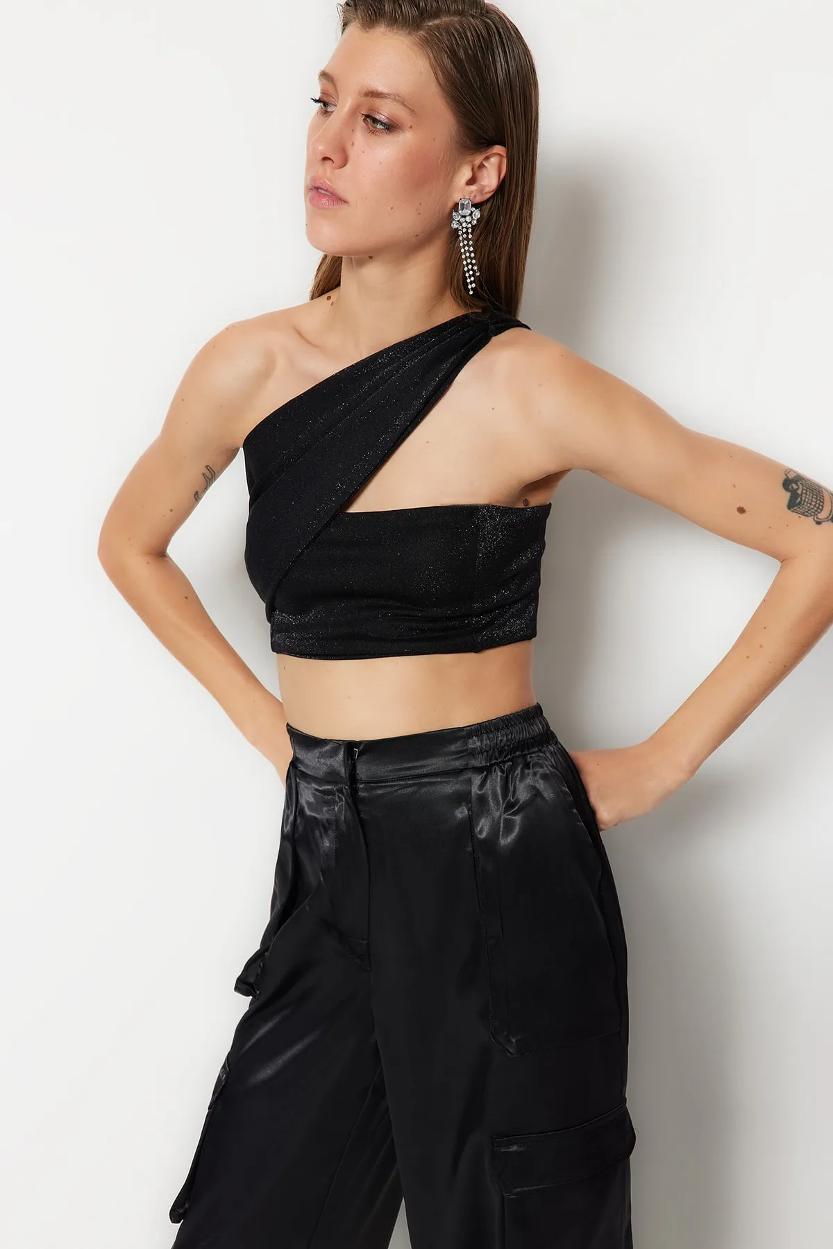 Trendyol Collection  Schwarzes, kurz gestricktes, glänzendes Bustier TPRSS23BS00042