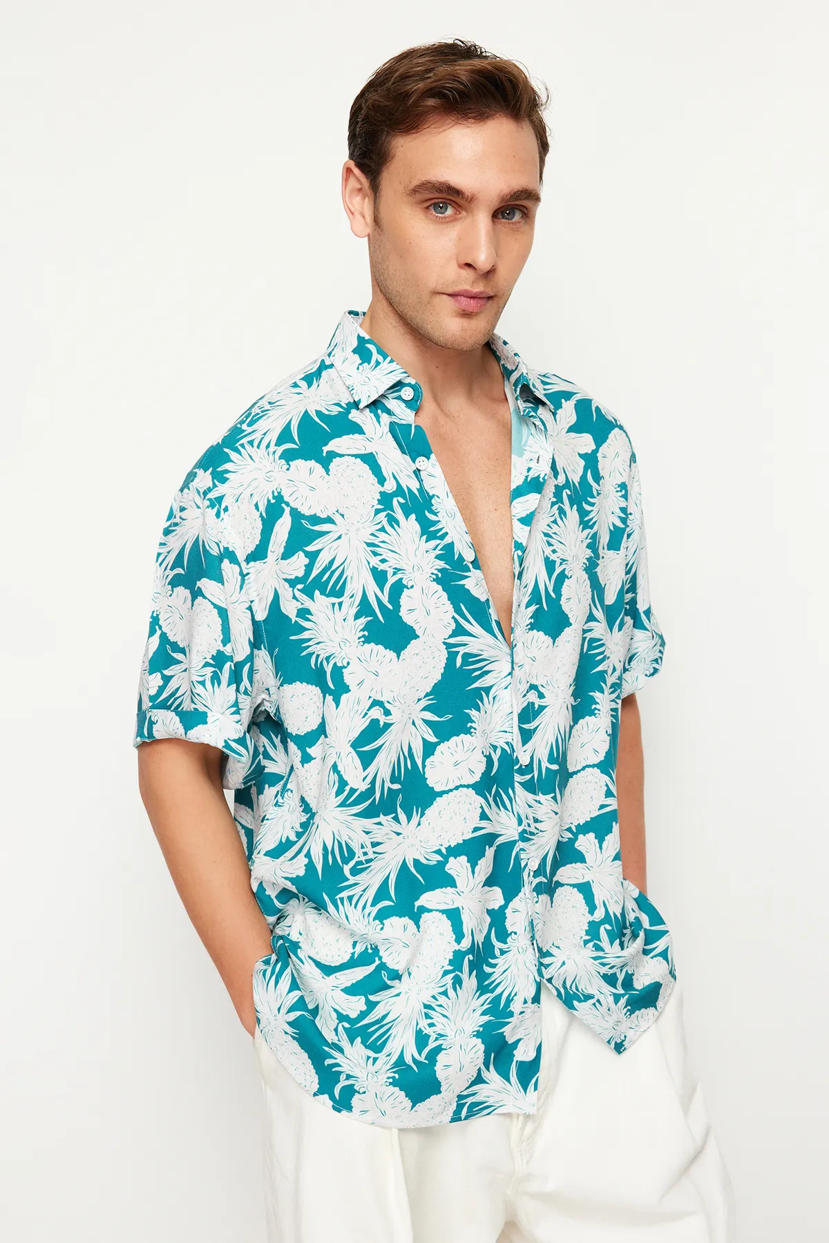 Trendyol Collection  Blaues Unisex-Sommerhemd mit übergroßer Passform und Ananas-Print aus 100 % Viskose, kurzärmlig, fließend, Sommerhemd TMNSS24GO00041