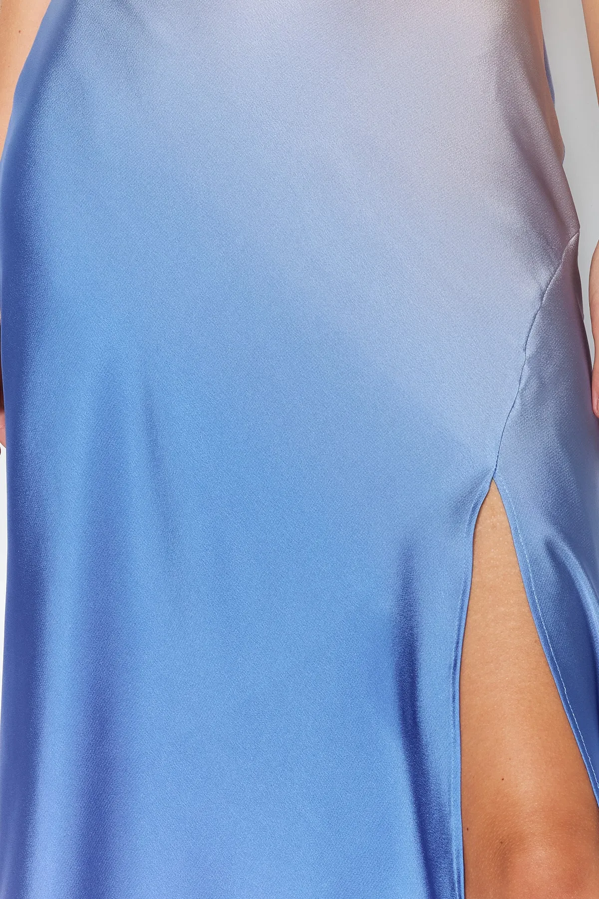 Trendyol Collection  Mehrfarbiges Abendkleid aus gefüttertem Satin mit Farbverlaufsmuster TPRSS19BB0058