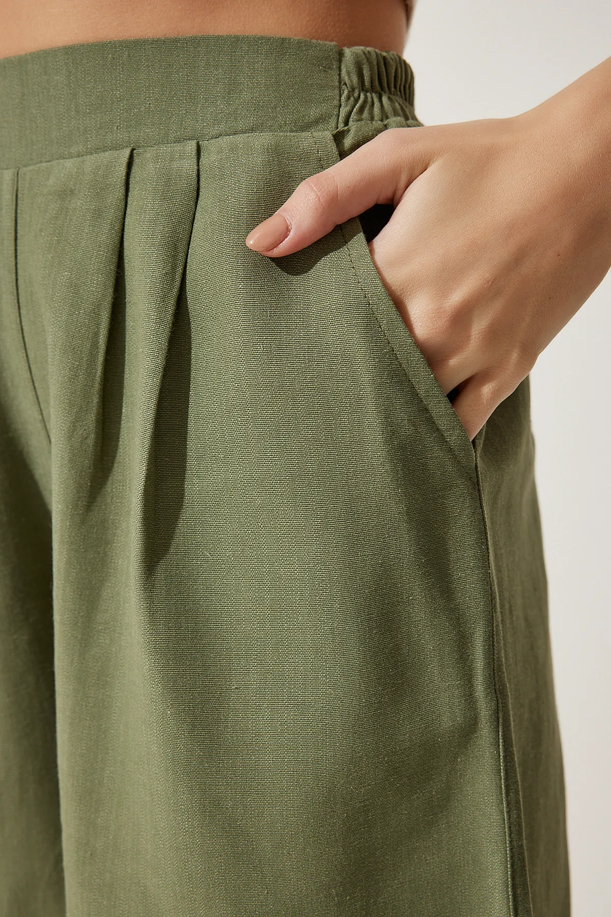 Happiness İstanbul  Khakifarbene Shorts aus gewebtem Leinen mit Taschen für Damen MC00276