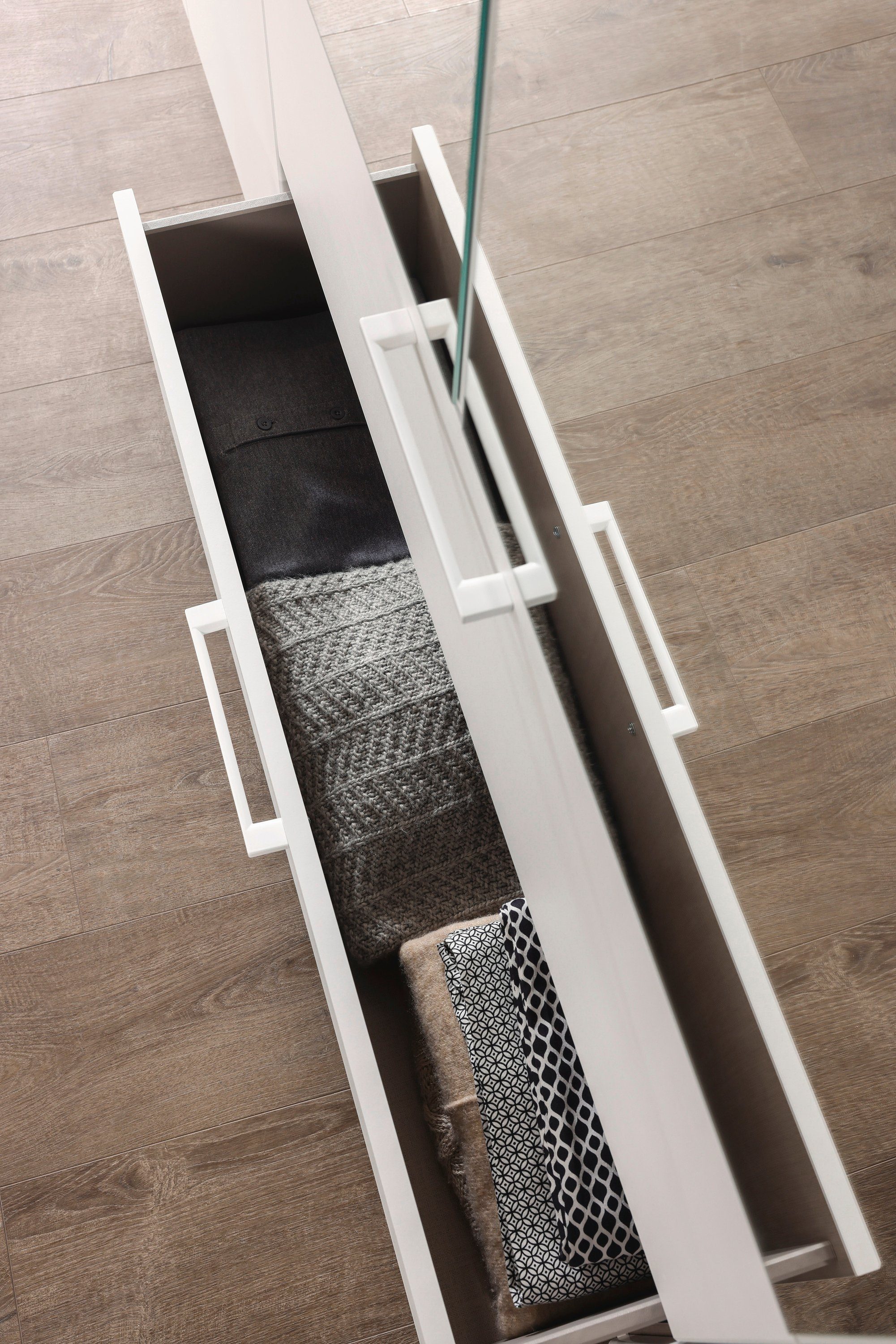 rauch Schlafzimmer-Set Challenger, Schrank mit Spiegel in 2 Breiten, Bett in 3 Breiten und 2 Nachttische