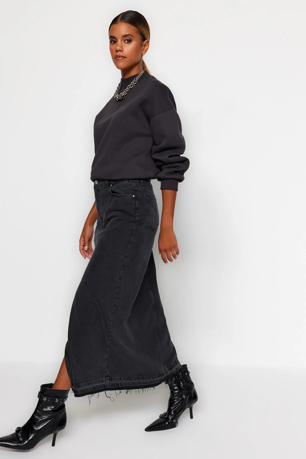 Trendyol Collection  Schwarzer geschlitzter Maxi-Jeansrock TWOSS23ET00289