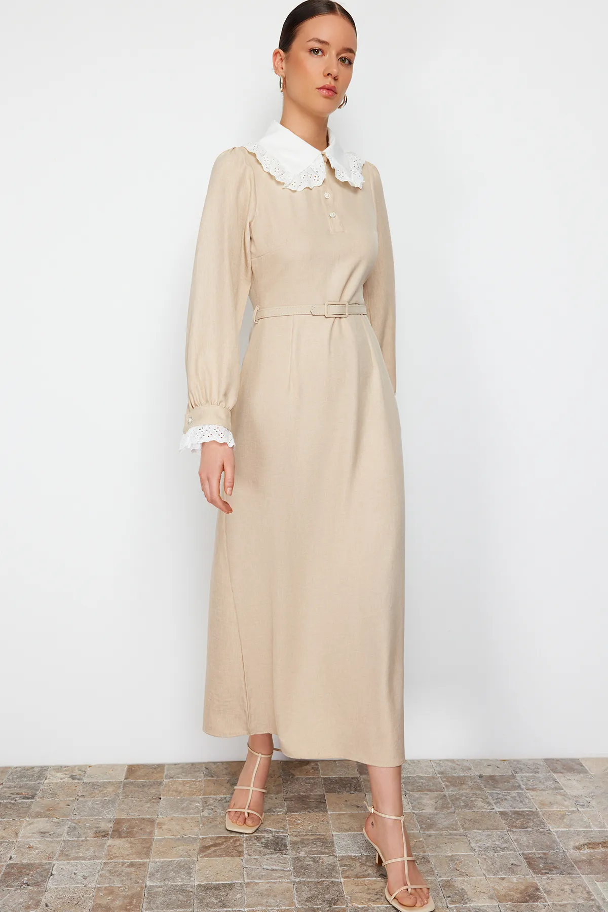 Trendyol Modest  Beigefarbenes, gewebtes Kleid in A-Linie mit Kragen und Ärmeln und Spitze TCTSS24EB00170