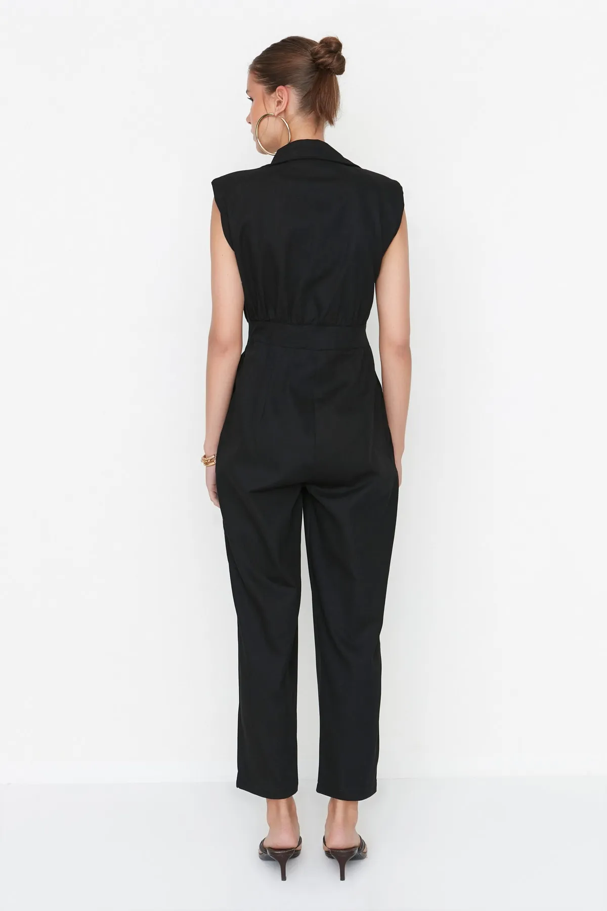 Trendyol Collection  Design Schwarzer, wattierter Maxi-Jumpsuit aus Webstoff TWOSS21TU0233