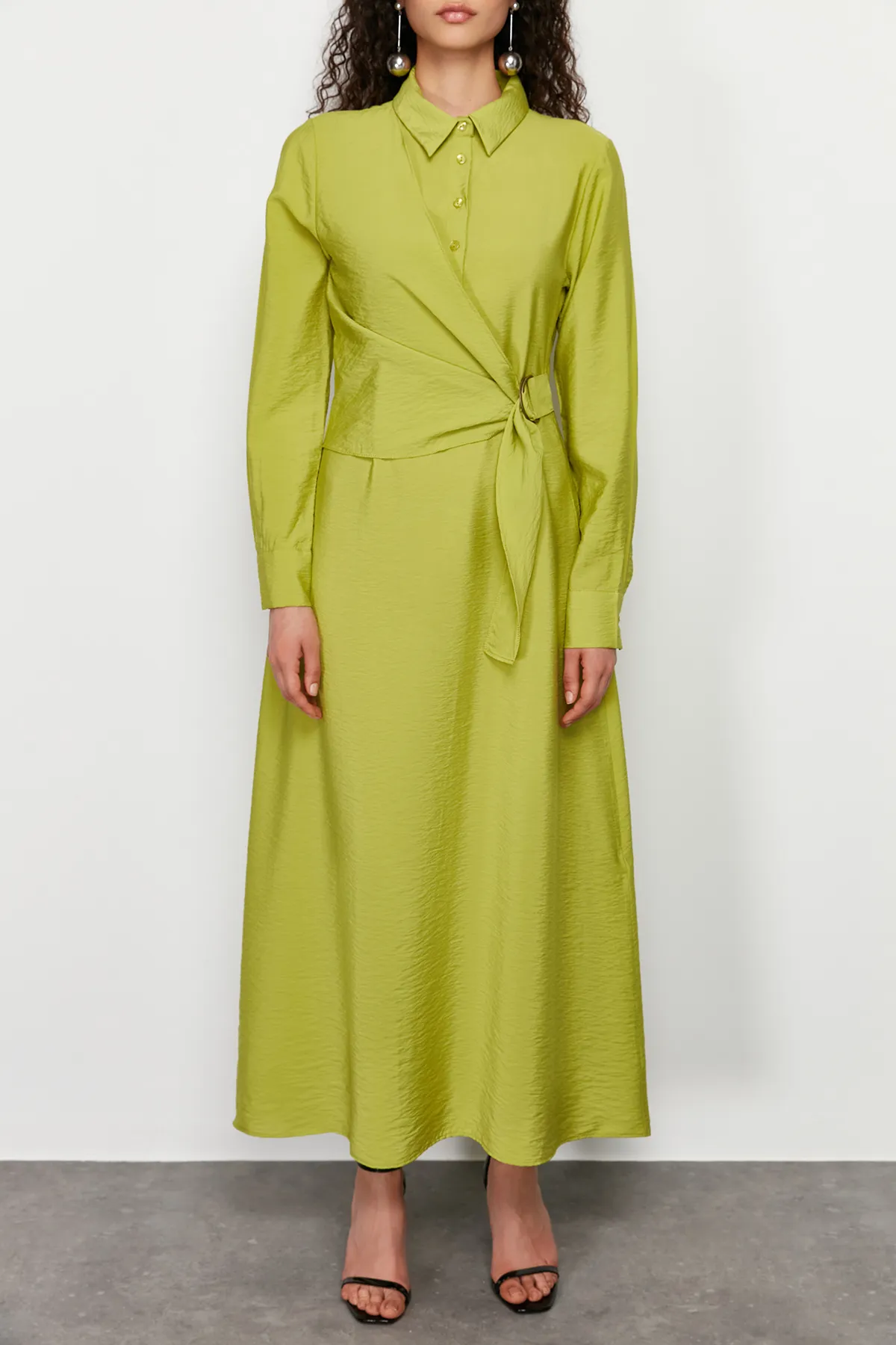 Trendyol Modest  Grünes, gewebtes Kleid mit Hemdkragen und Taillenband und detailliertem Ausschnitt TCTSS24EB00159