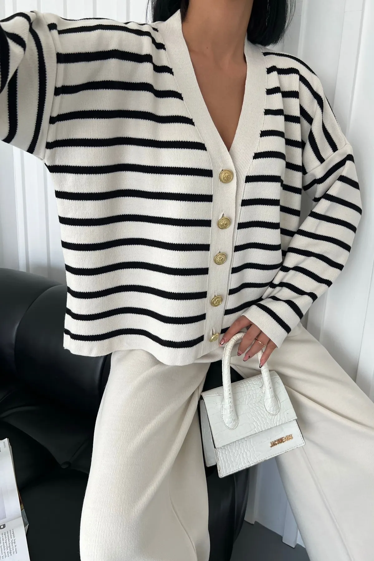 lovebox  Strickjacke aus Strickstoff mit Streifenmuster und Hose mit weitem Bein und hoher Taille, weißer Anzug aus Doppelstrick 2502