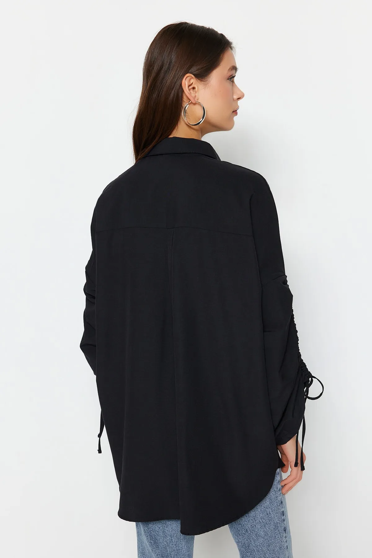 Trendyol Modest  Schwarzes Hemd aus gewebter Baumwolle mit verstellbaren Ärmeln und Raffung, TCTSS23TG00011