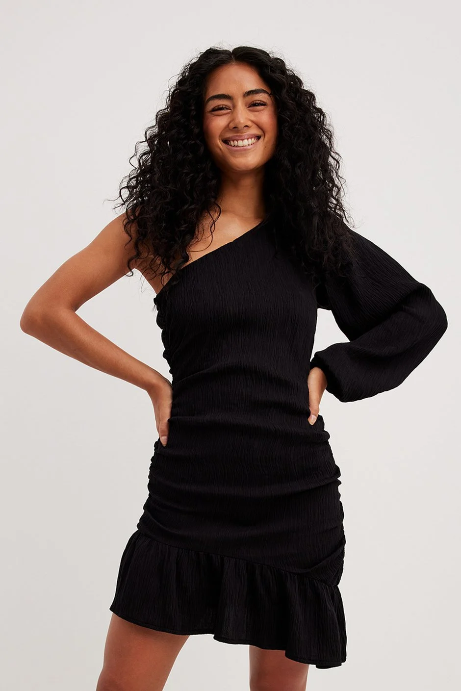 Einseitig schulterfreies Minikleid