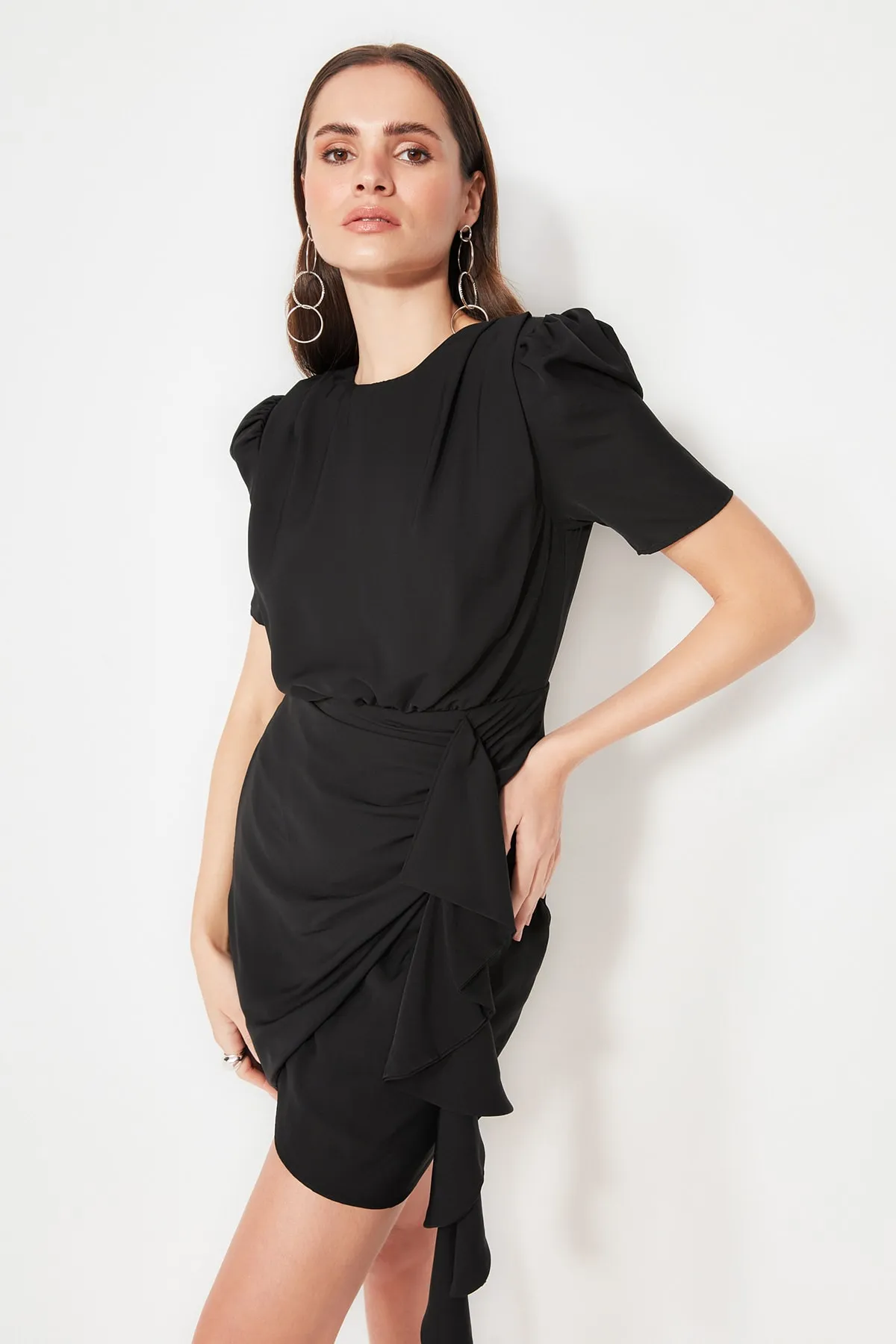Trendyol Collection  Schwarzes, detailliertes Abendkleid mit Raffungen TPRSS22EL2634