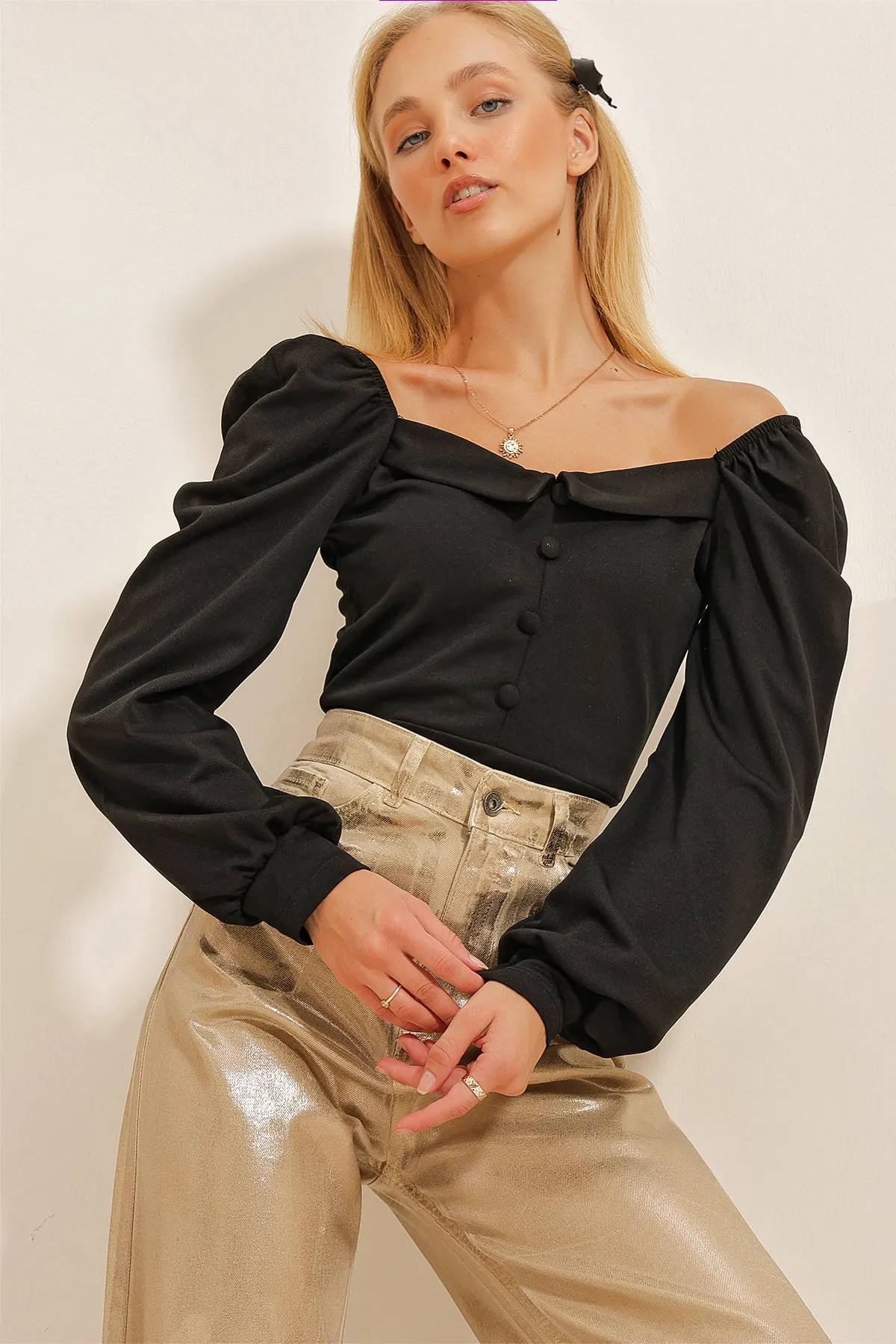 Trend Alaçatı Stili  Damen-Bluse aus Krepp in Schwarz mit Prinzessinnenärmeln vorne und detailliertem Knopf ALC-X10867