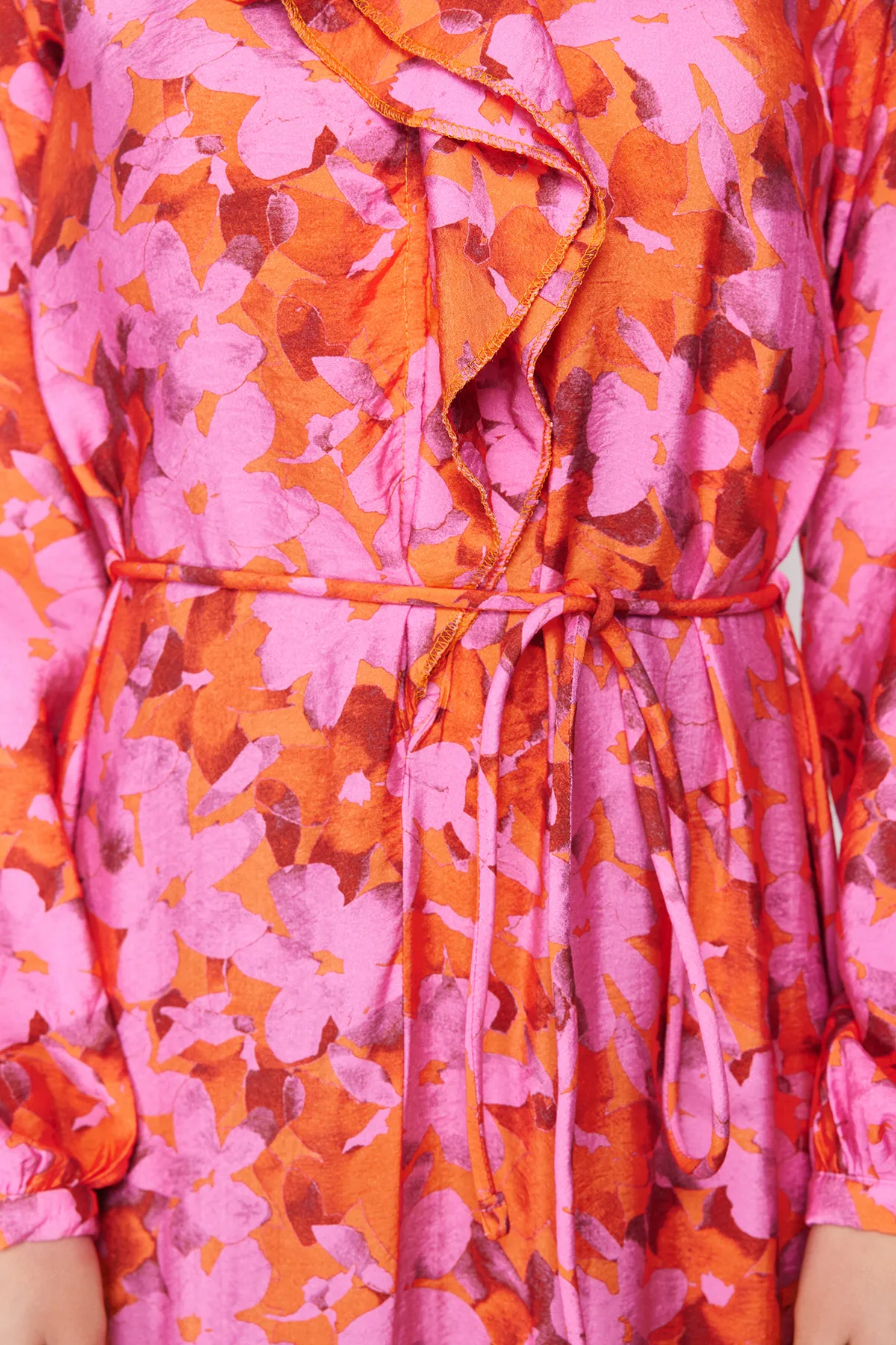 Trendyol Modest  Rosafarbenes, gewebtes Kleid mit Kragen und Rüschen TCTSS24EB00079