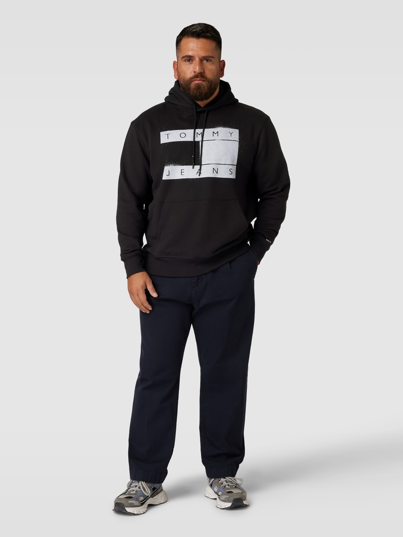 PLUS SIZE Hoodie mit Label-Print Modell 'FLAG SPRAY' in schwarz
