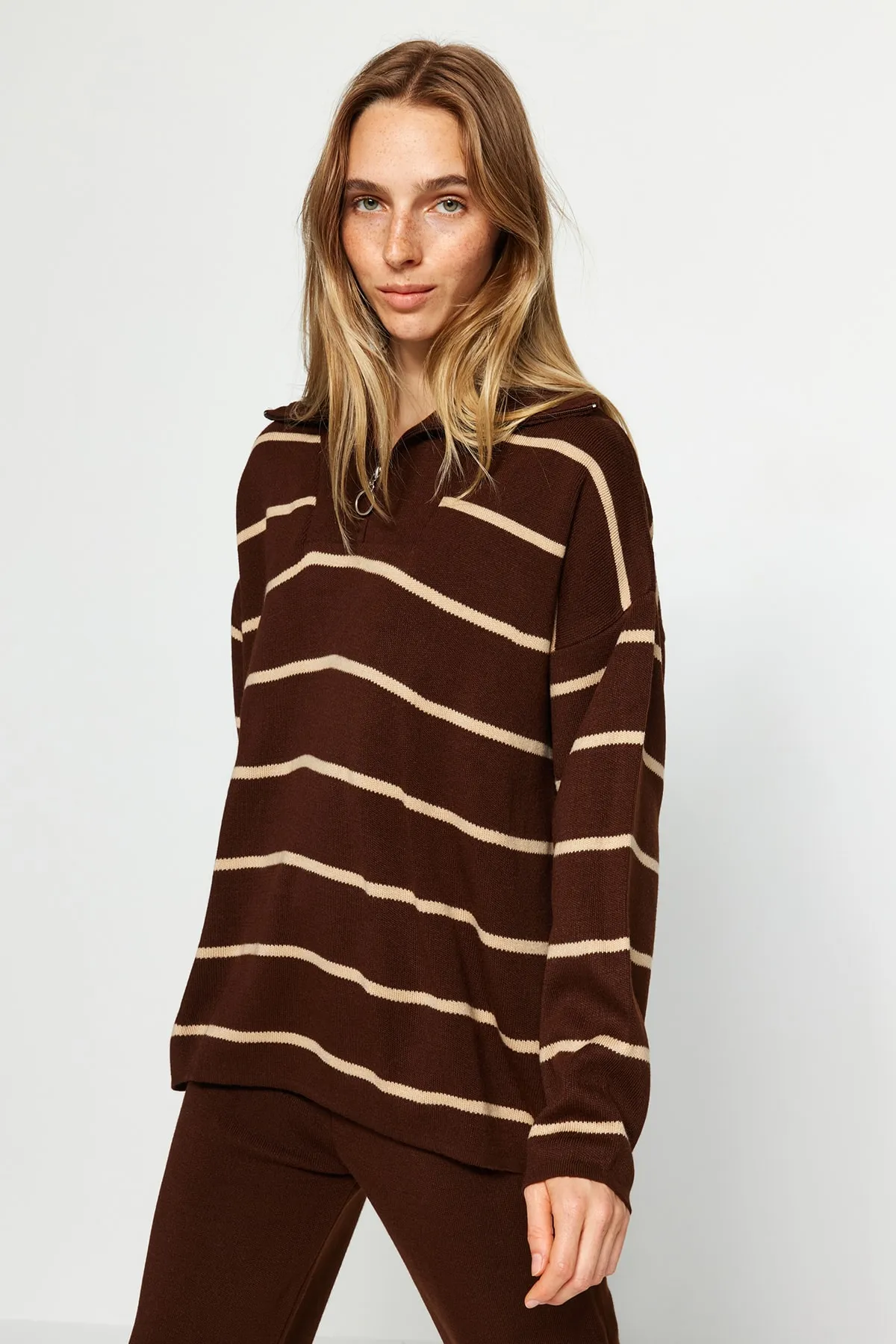 Trendyol Collection  Braunes Strickoberteil und -unterteil im weiten Schnitt TWOAW24AU00025