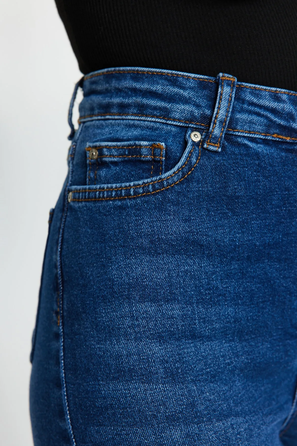 Trendyol Collection  Blaue Schlagjeans mit hoher Taille und Knopfleiste vorne TWOSS20JE0111