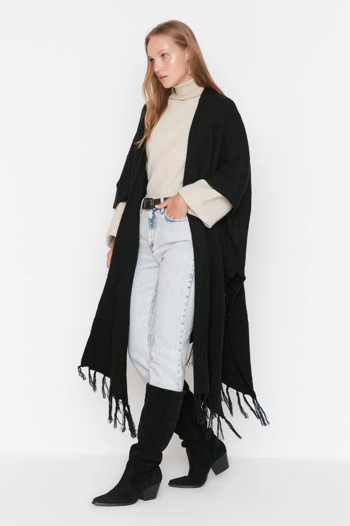 Trendyol Modest  Schwarzer langer Strickcardigan mit Quasten TCTAW23TH00008