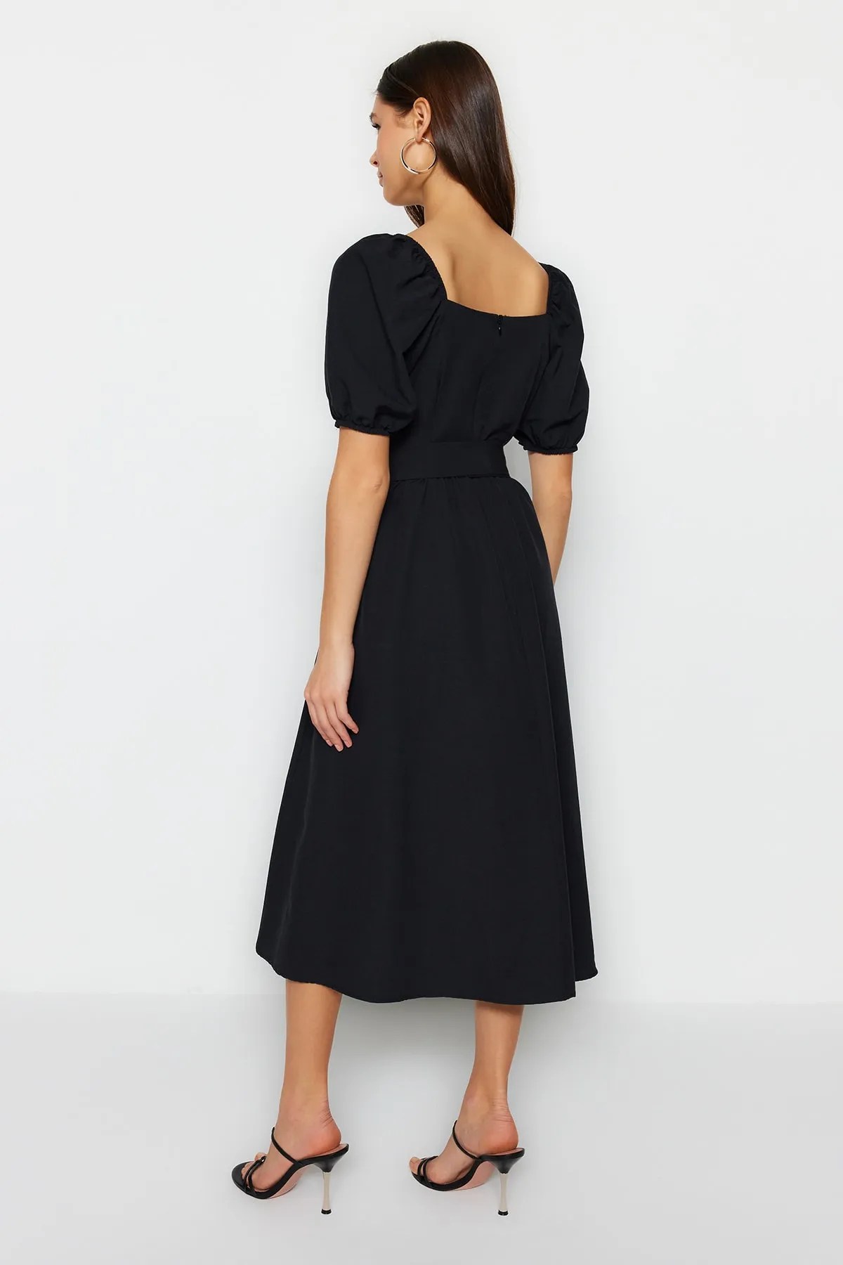 Trendyol Collection  Schwarzes Midi-Webkleid mit Skater-/Gürtelöffnung und quadratischem Kragen TWOSS23EL01123