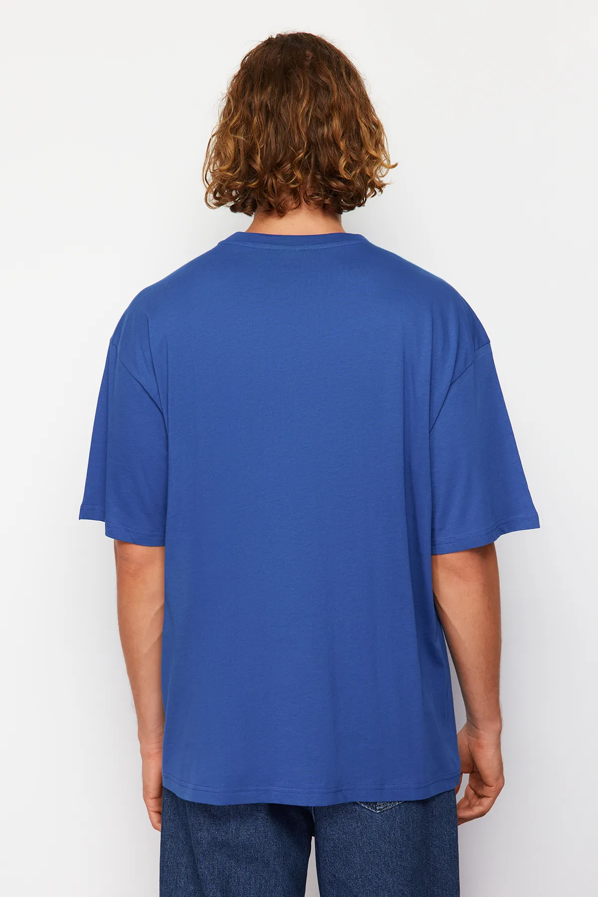 Trendyol Collection  Indigofarbenes, übergroßes/weit geschnittenes, kurzärmliges, mit Dinosauriern besticktes T-Shirt aus 100 % Baumwolle TMNSS23TS00243