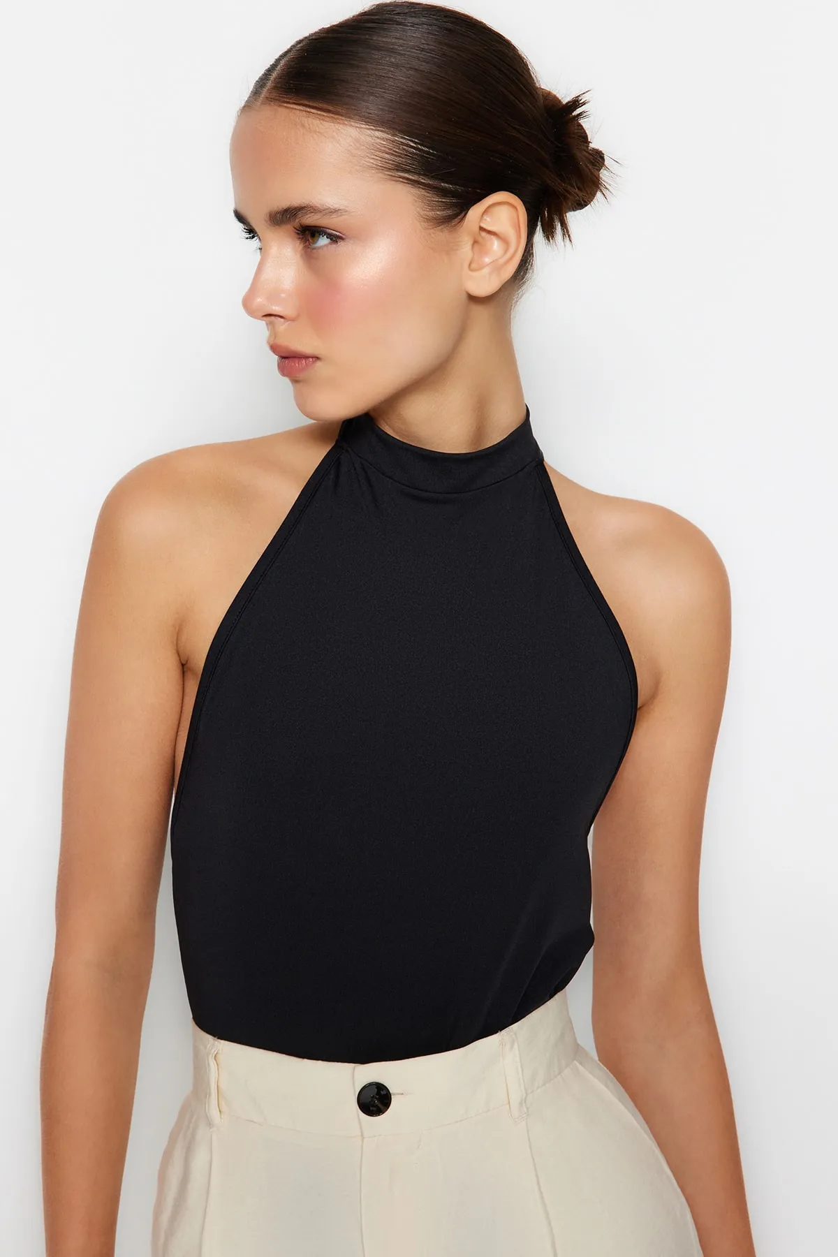 Trendyol Collection  Schwarzer, tief ausgeschnittener Strickbody mit Stehkragen und Druckknöpfen TWOSS23BD00037