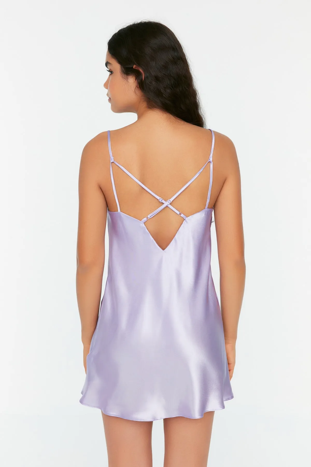 Trendyol Collection  Lilafarbenes Nachthemd aus gewebtem Satin mit Degaje-Kragen auf der Rückseite und Seilriemen THMSS22GC0018