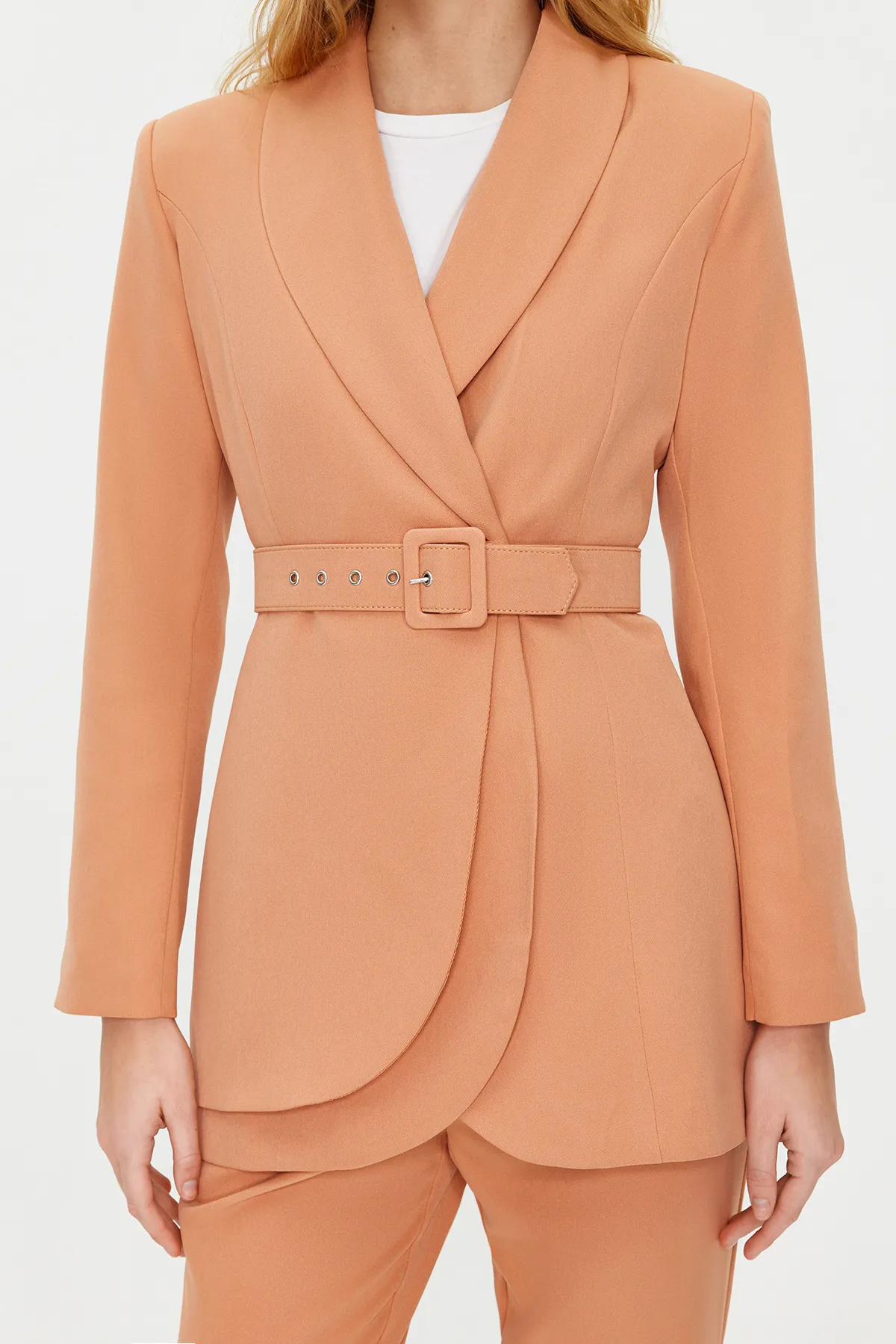 Trendyol Modest  Kamelfarbenes Set aus Jacke und Hose mit Kreppfutter und Gürtel, gewebter Unterseite und Oberteil TCTSS24US00010