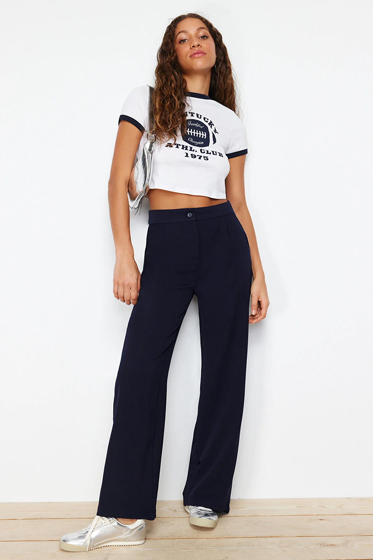 Trendyol Collection  Marineblaue Hose mit weitem Bein TWOAW22PL0139