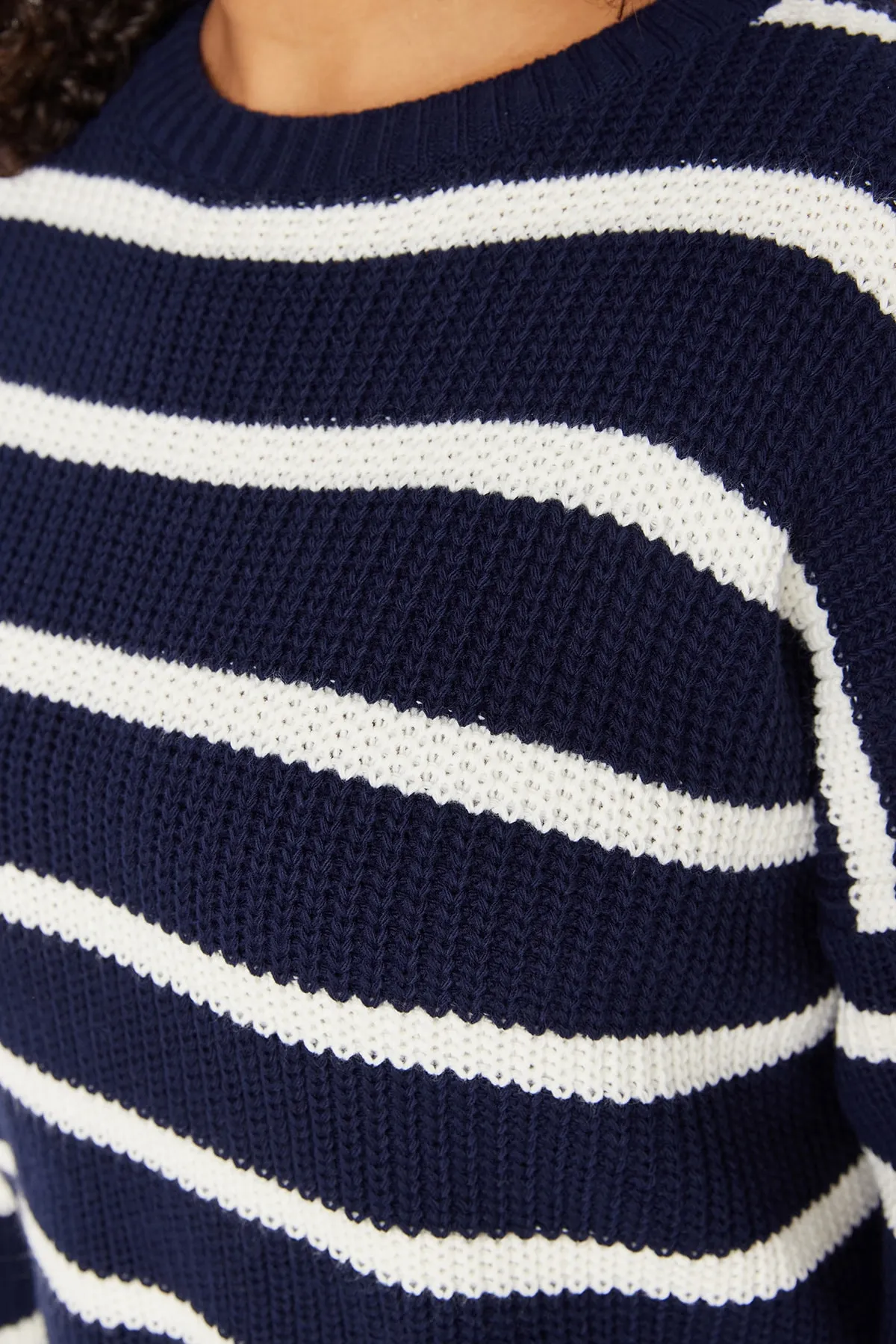 Trendyol Curve  Marineblauer, gestreifter, schulterfreier Strickpullover