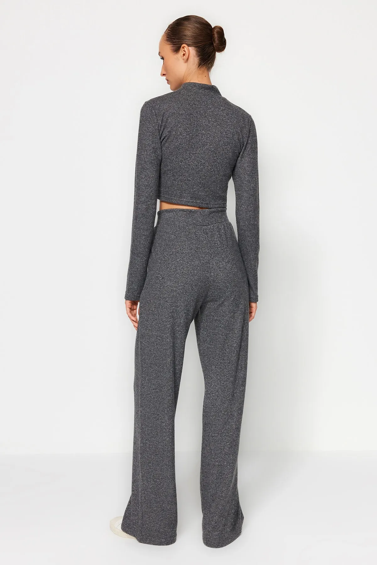 Trendyol Collection  Anthrazitfarbenes, weiches Crop-Top mit Stehkragen und weitem Bein/weitem Bein, gestricktes Unterteil-Oberteil-Set TWOAW24AU00077