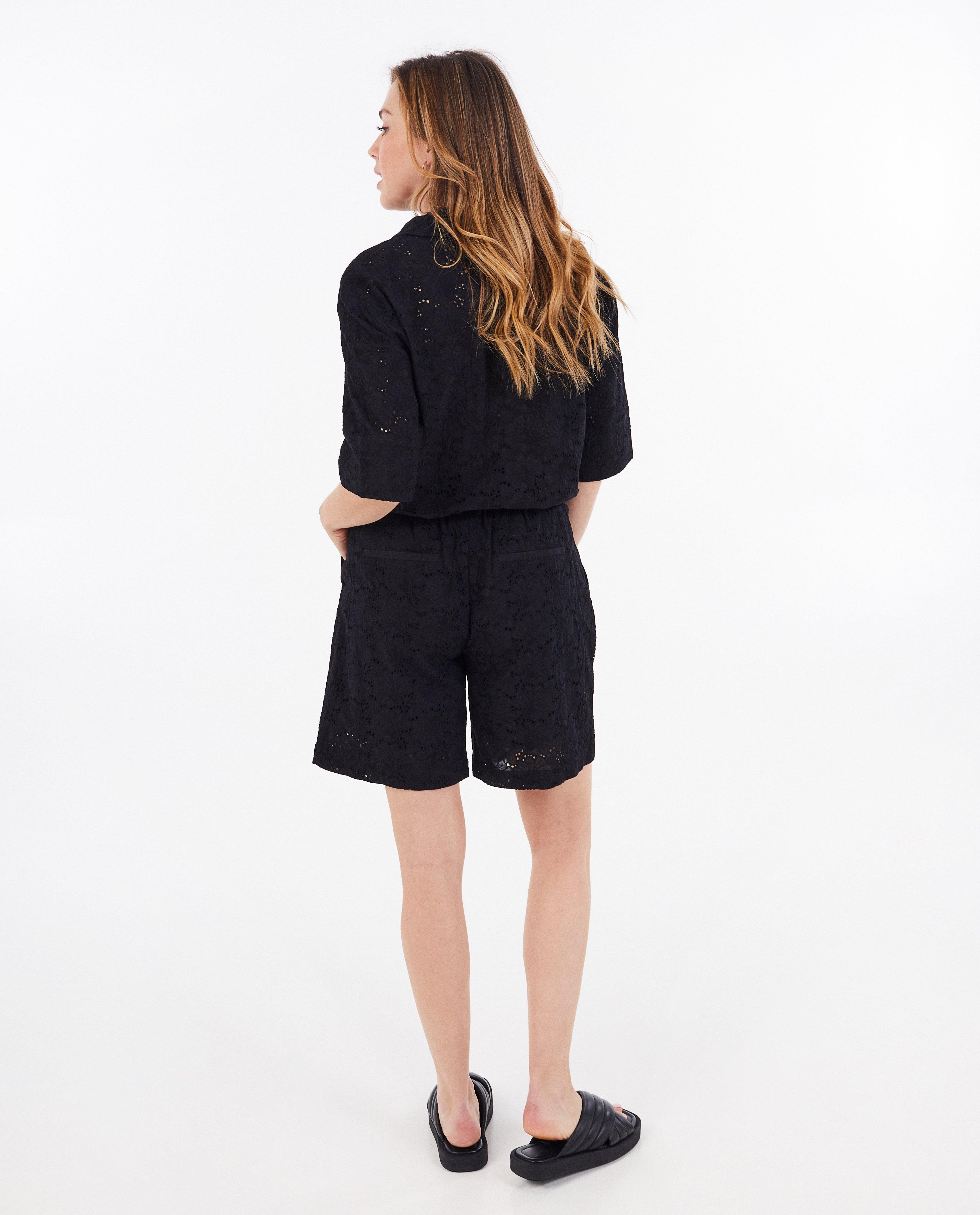 Sora Pantaloni scurți cu broderie englezească neagră