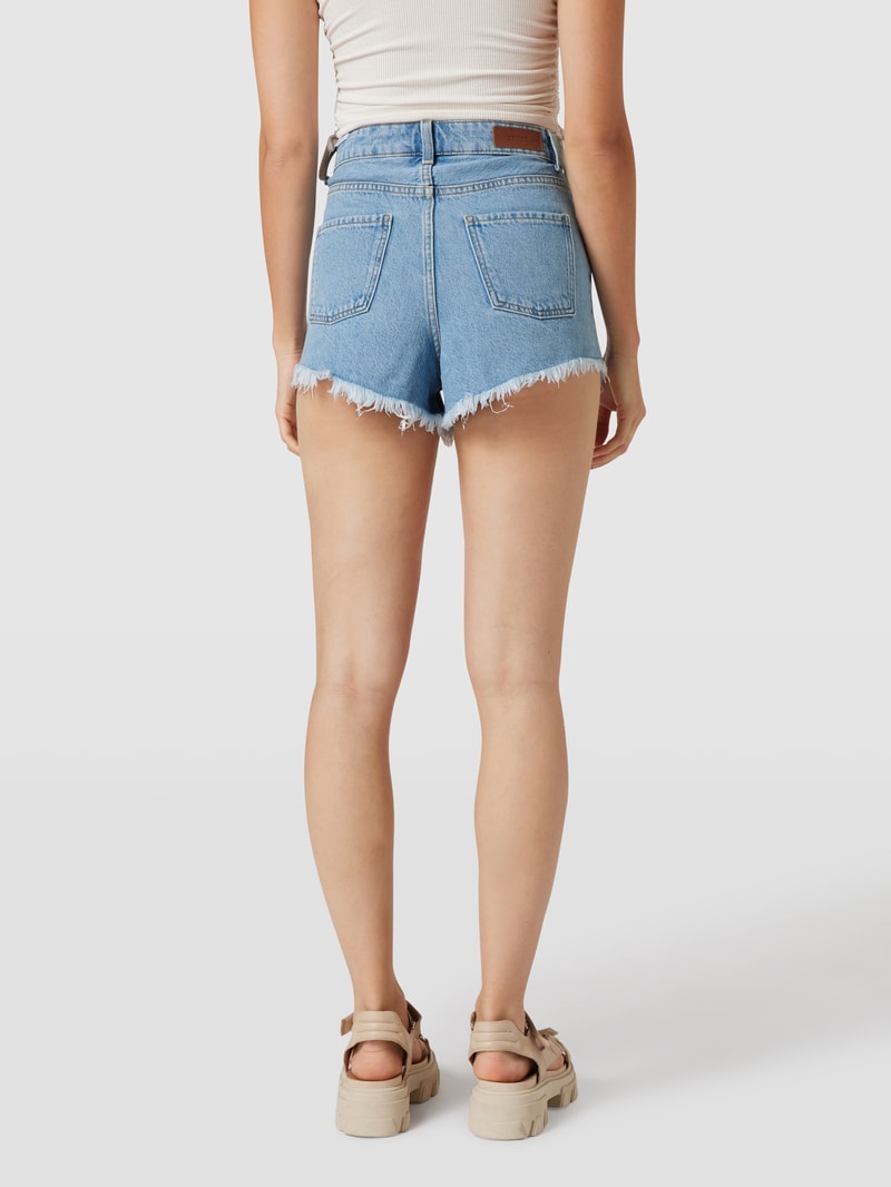 Jeansshorts mit ausgefransten Abschlüssen in hellblau