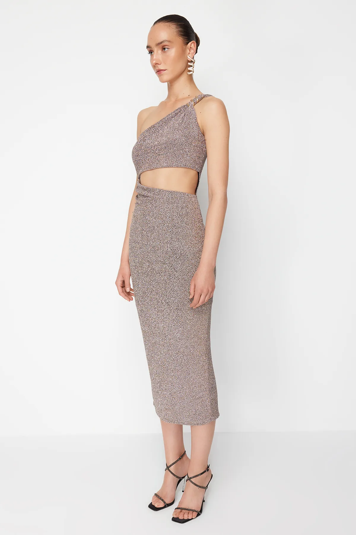 Trendyol Collection  Zeynep Tosun Stilvolles Abendkleid mit Glitzer und Schlangen-Accessoire-Details - Bronzefarbenes Strickkleid TCLSS24EL00005