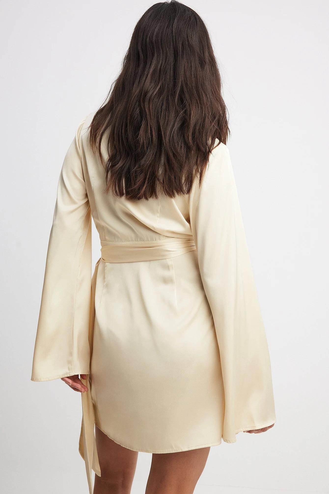 Fließendes Minikleid mit Bindegürtel