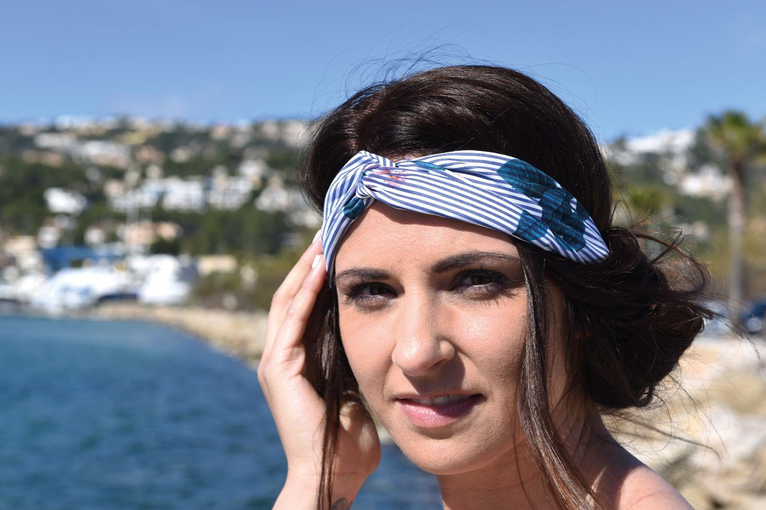 styleBREAKER Haarband, 1-tlg., Streifen Haarband mit Twist Knoten und Blumen