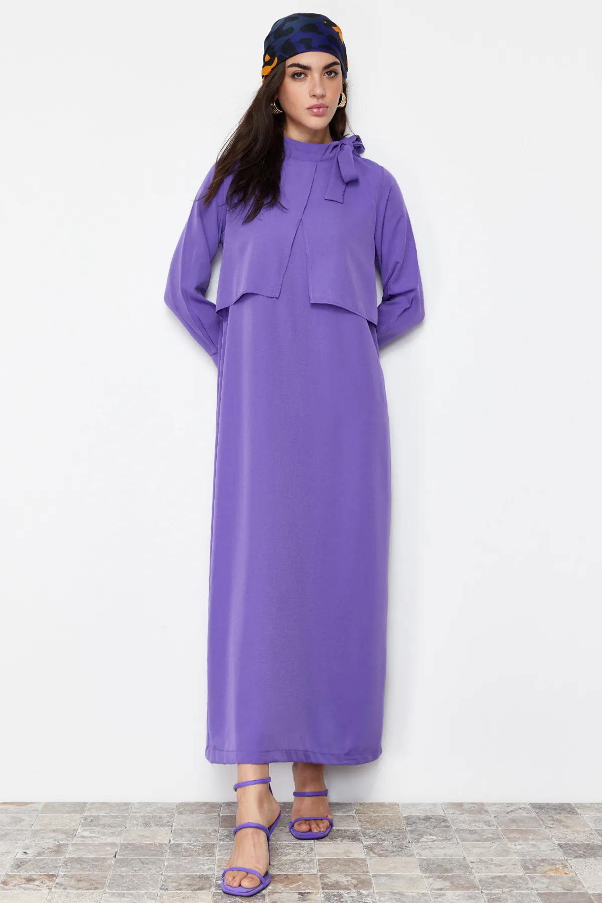 Trendyol Modest  Lilafarbenes, gewebtes Kleid mit Kragen und Krawatte TCTSS23EB00283