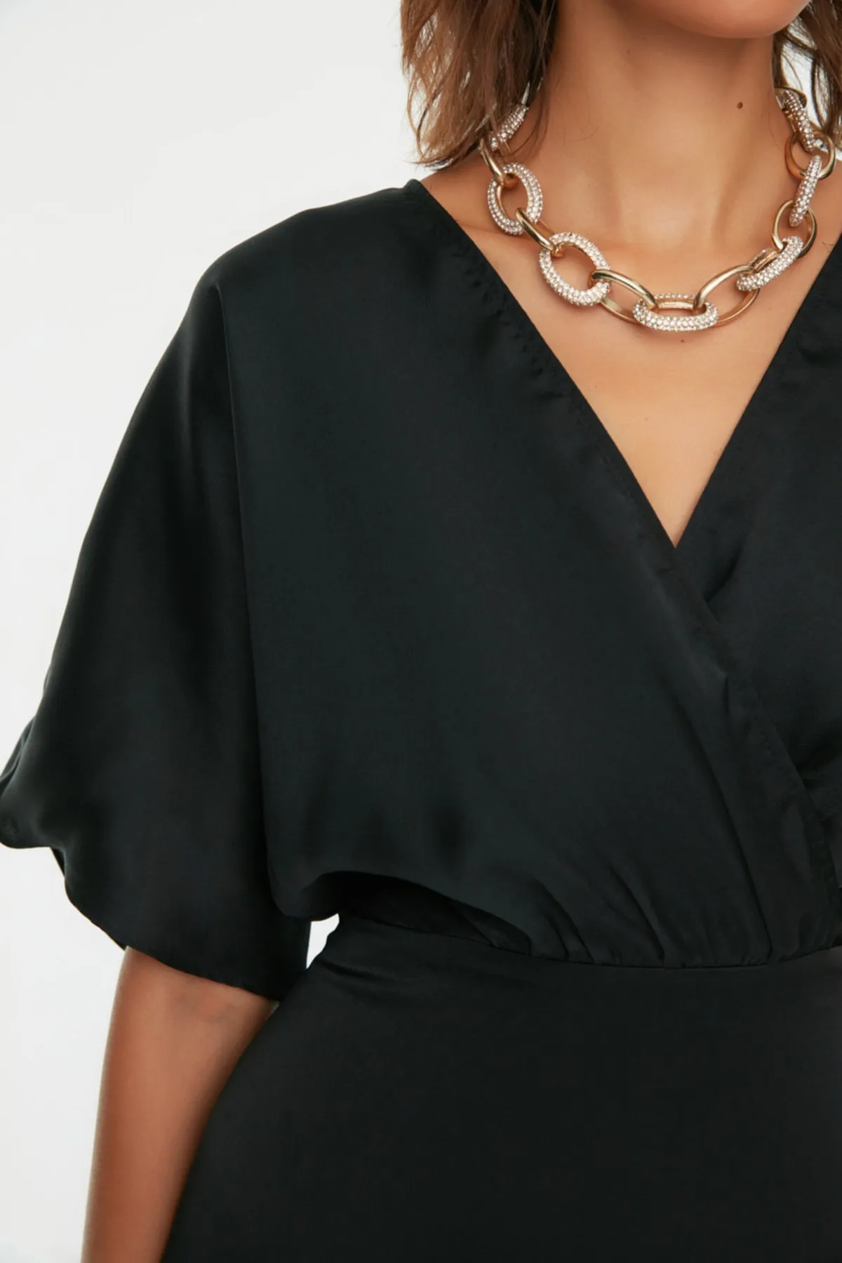 Trendyol Collection  Schwarzes langes Abendkleid aus gewebtem Satin mit Taillenöffnung/Skater-Ausschnitt TPRSS22AE0076