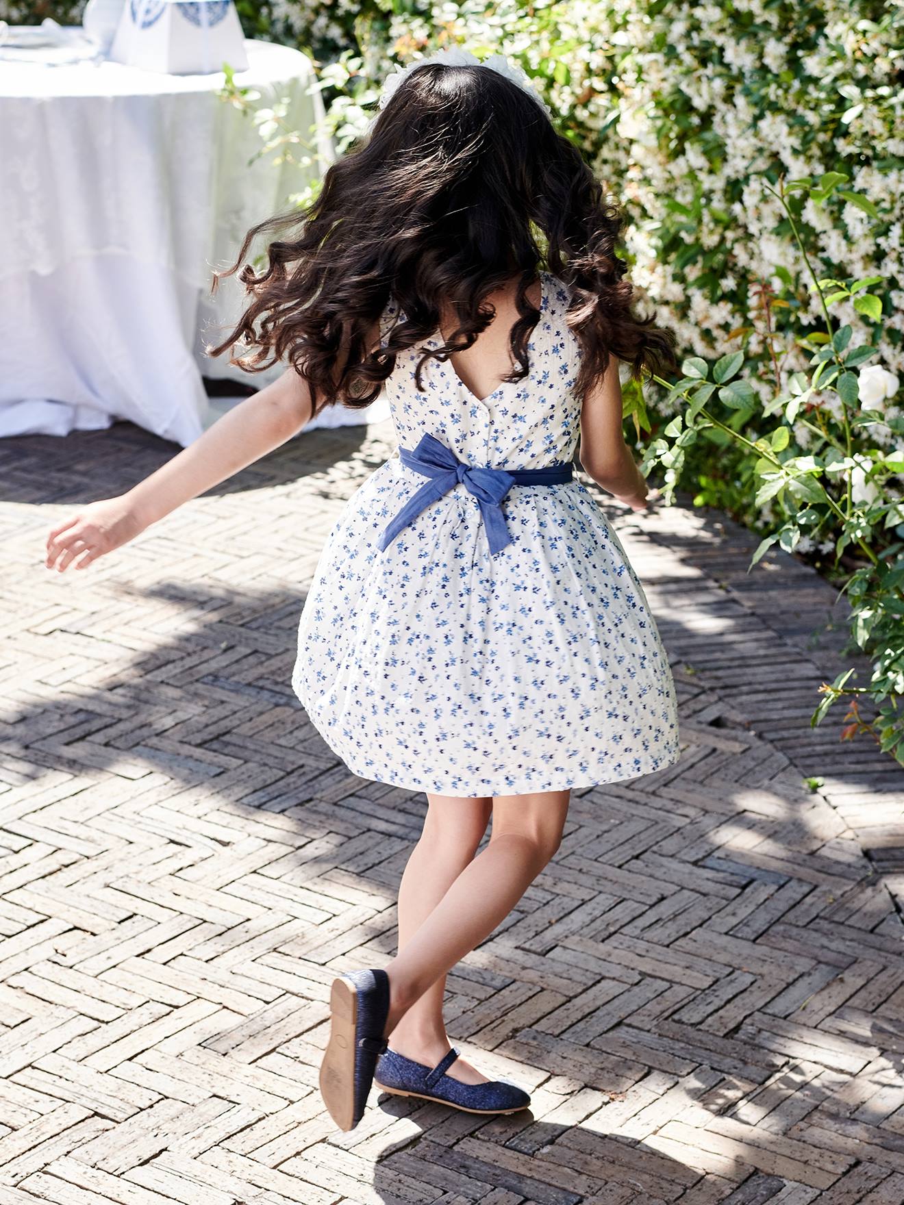 Robe de cérémonie à fleurs et plumetis fille ceinture nouée au dos écru