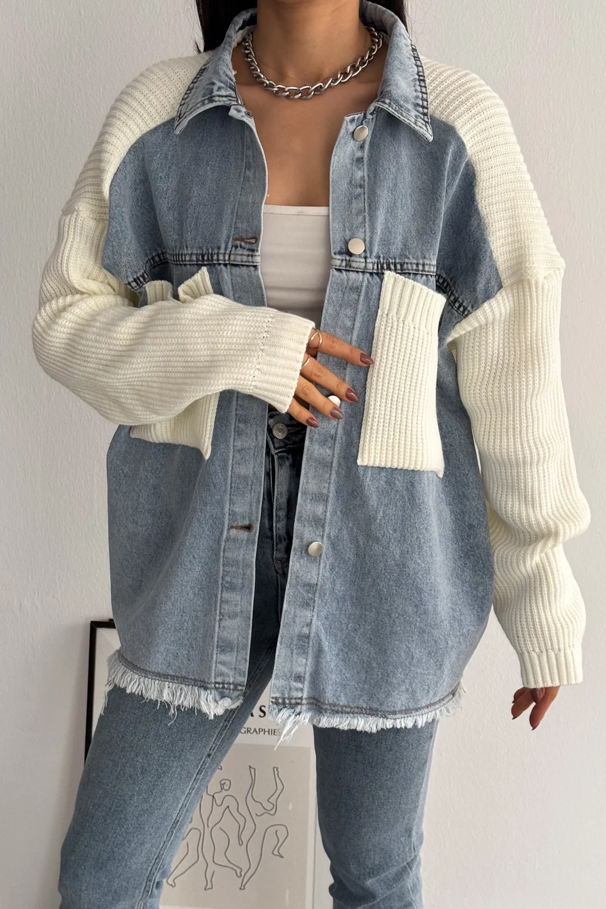 FEMELLE  Damen-Strickjacke aus Denim mit weißen Ärmeln und Taschen in Übergröße