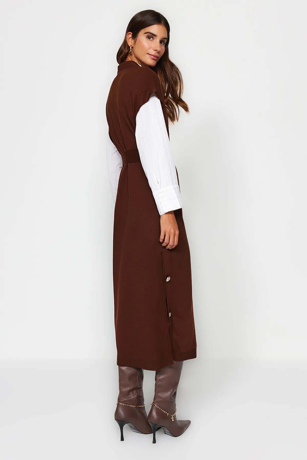 Trendyol Modest  Dunkelbraunes Strickpulloverkleid mit Knöpfen und Details TCTAW24UV00038