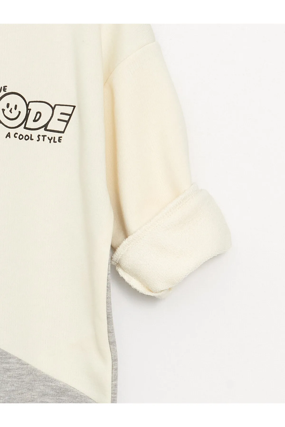 LC Waikiki  2er-Set aus Sweatshirt und Jogginghose für Babys mit Rundhalsausschnitt, langen Ärmeln und Farbblockdesign