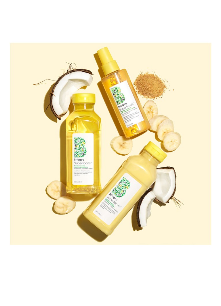 Briogeo Mini Spray hidratant texturant fără sare Briogeo Superfoods™ cu banană și nucă de cocos pentru onduleuri moi - Format de călătorie