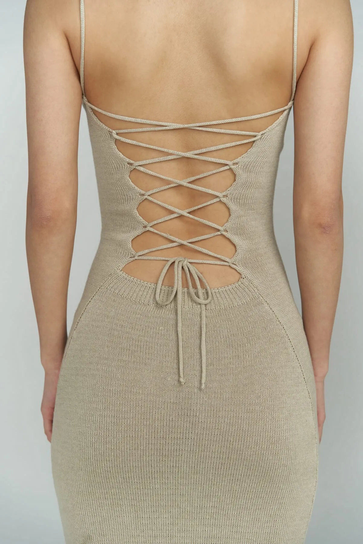 BOHEMAİ  Rückenfreies Strickkleid „Cintia“ in Stein