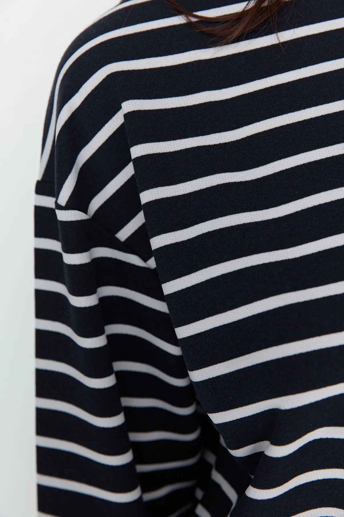 Trendyol Collection  Marineblau gestreiftes Oversize/Weit geschnittenes Rundhals-Sweatshirt aus dünnem Strick TWOAW23SW00326