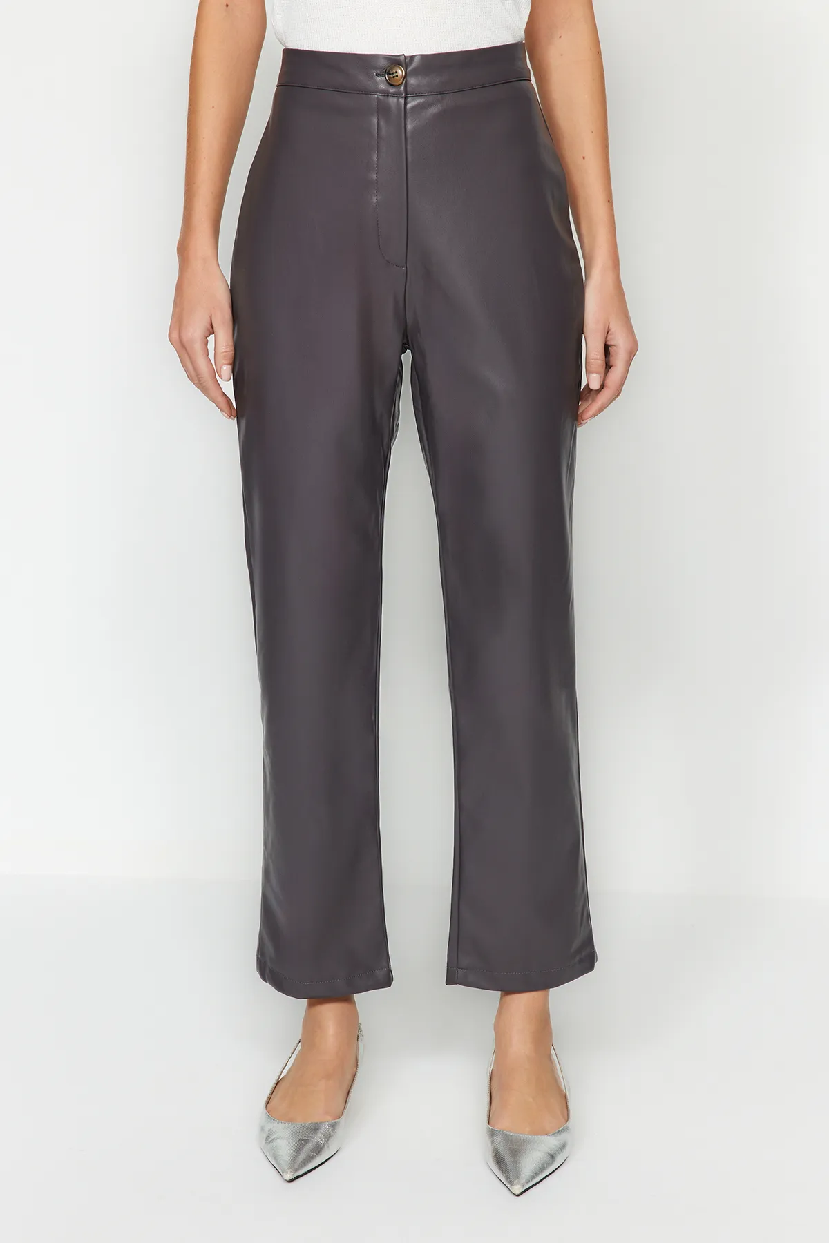 Trendyol Collection  Anthrazitfarbene gerade gewebte Kunstlederhose TWOAW22PL0284