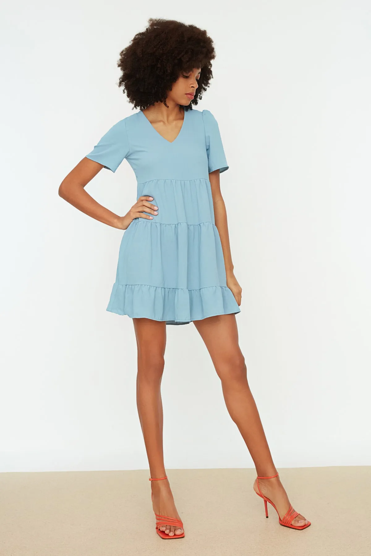 Trendyol Collection  Hellblaues, weit geschnittenes Mini-Webkleid TWOSS20EL0400