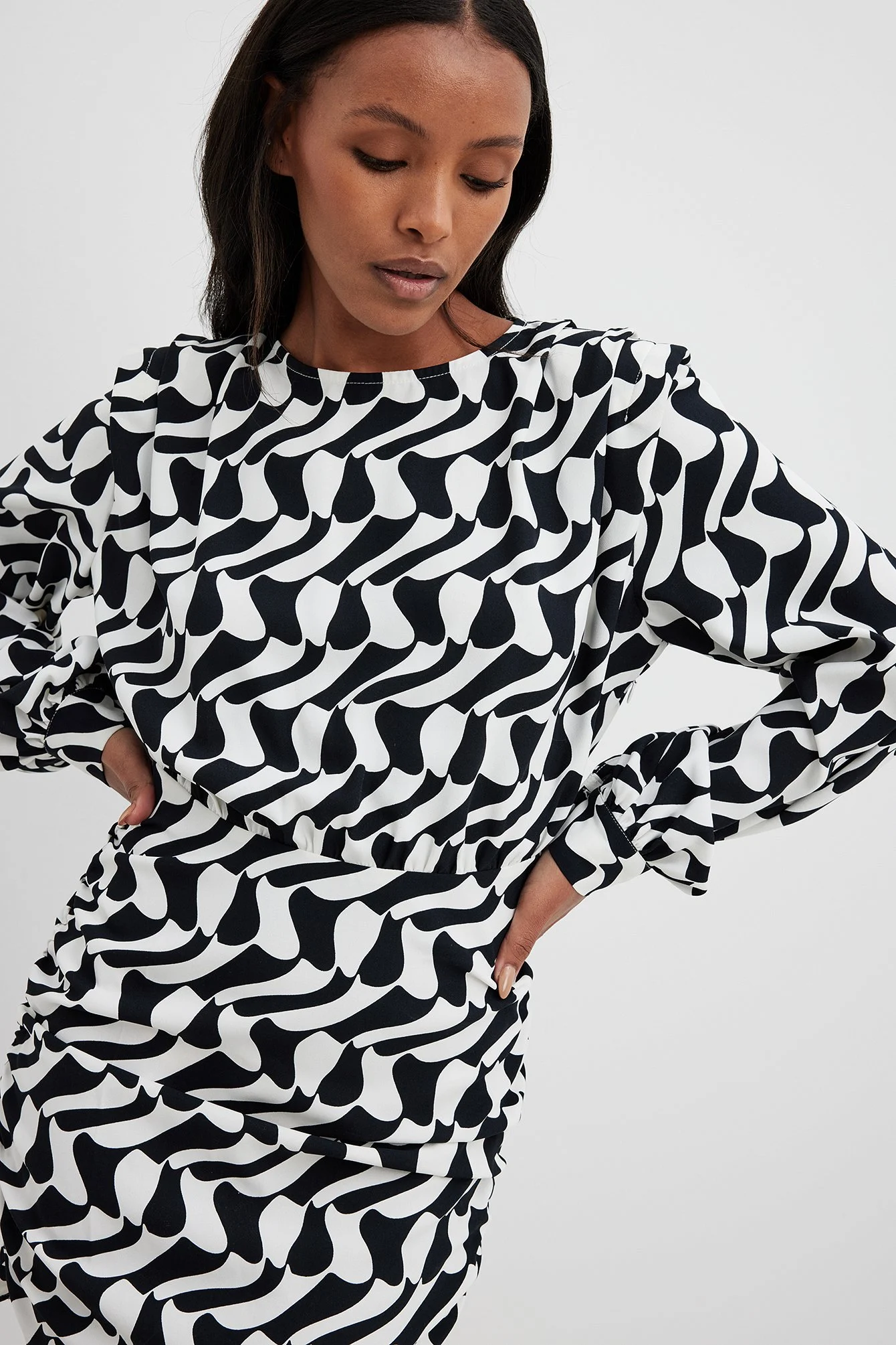Detailliertes Minikleid mit Schulterpolstern