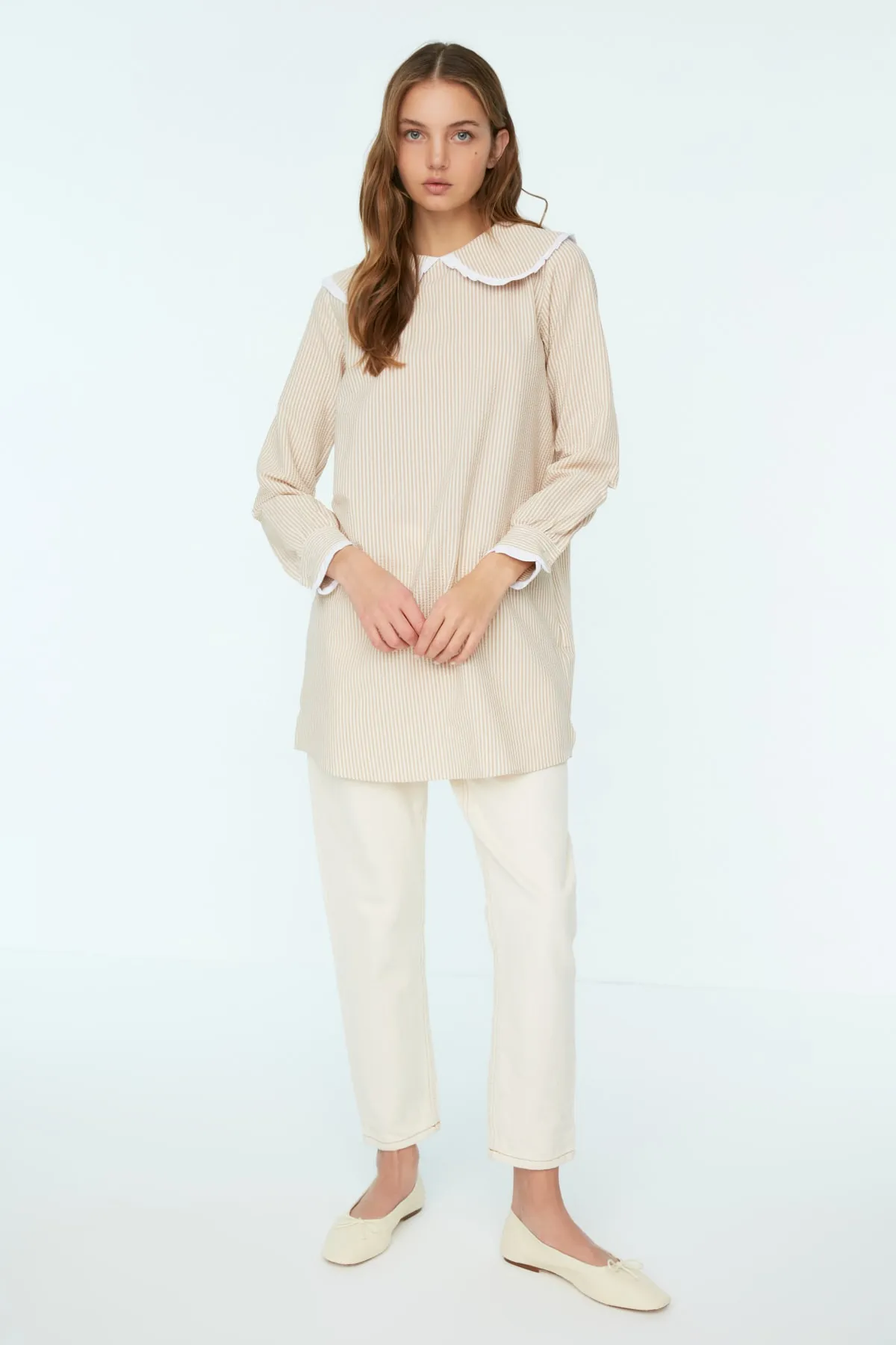 Trendyol Modest  Beige gestreifte Seersucker-Tunika mit Babykragen TCTSS22TN0012