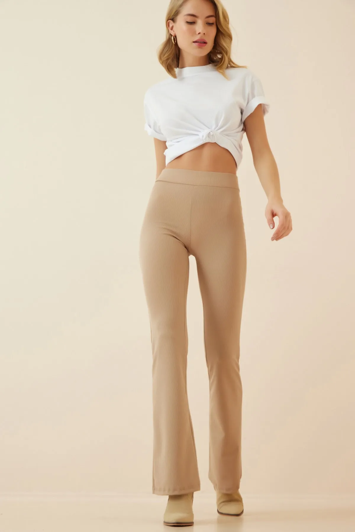 Happiness İstanbul  Cremefarbene Strickhose mit ausgestelltem Bein für Damen XR00004